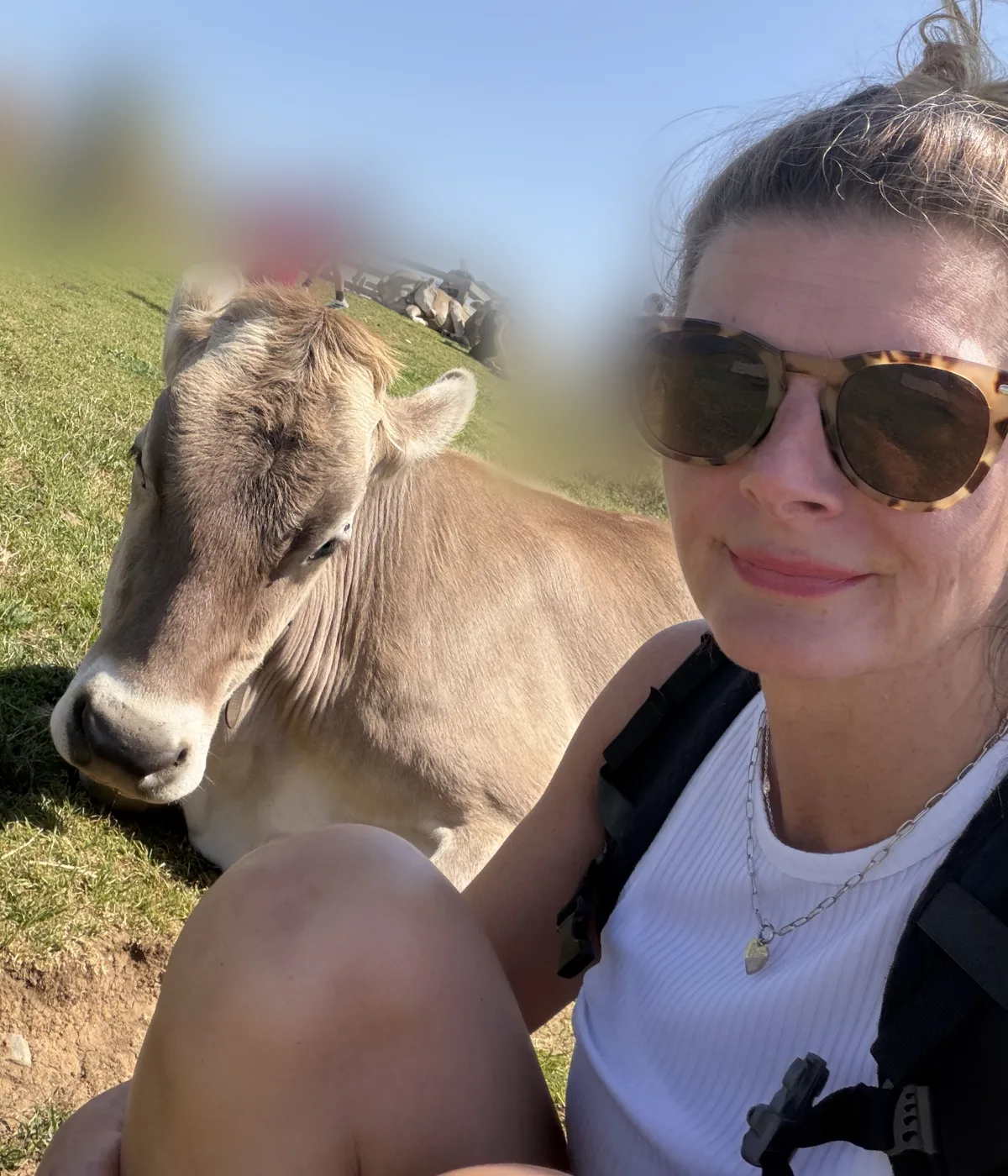 Alexandra Kohler mit einem Kalb auf der Alm